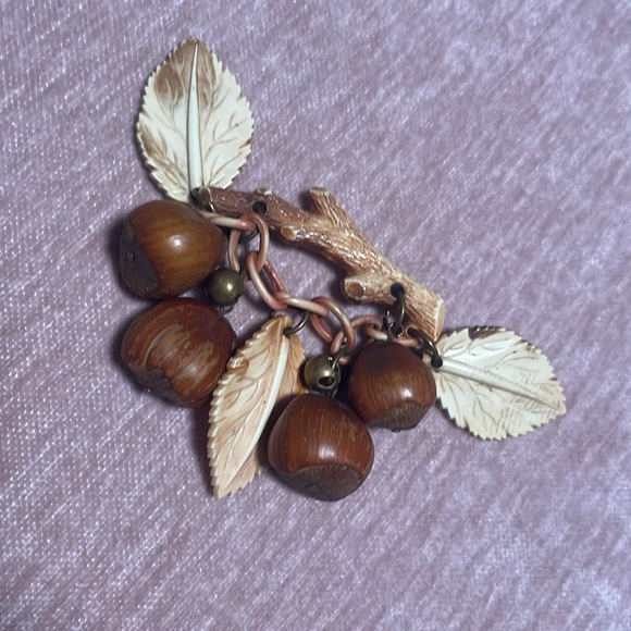 1940’s Celluloid Plastic Elegant Brown and Cream Leaf and Hazelnut Dangle Brooch - Picture 3 of 11